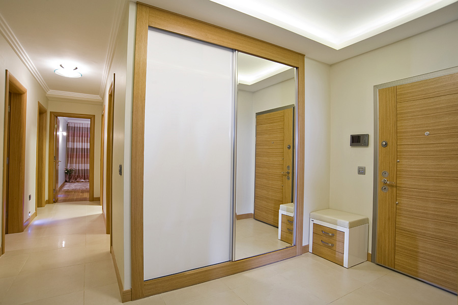White and clear mirror sliding wardrobe doors